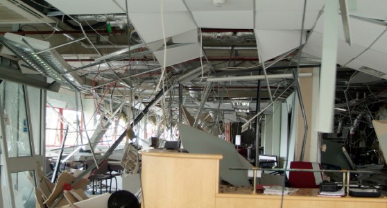 Uma fotografia de um escritório destruído